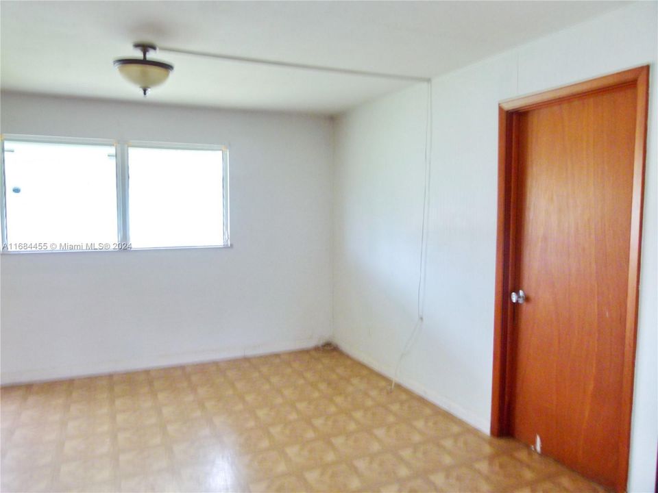 For Sale: $150,000 (2 beds, 1 baths, 896 Square Feet)