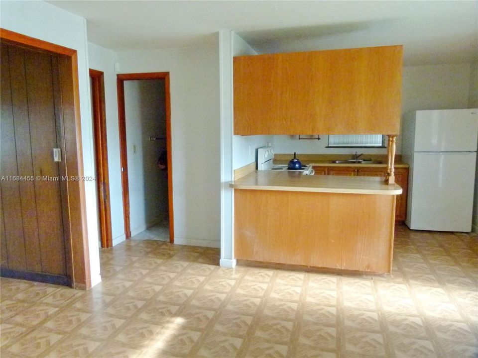 For Sale: $150,000 (2 beds, 1 baths, 896 Square Feet)