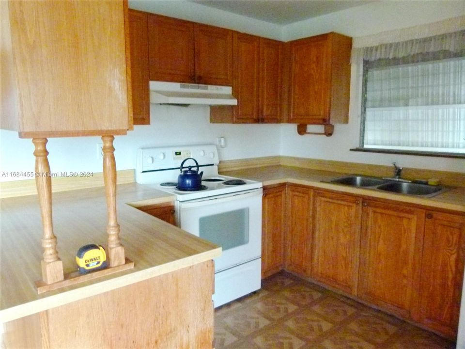 For Sale: $150,000 (2 beds, 1 baths, 896 Square Feet)