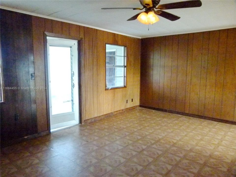 For Sale: $150,000 (2 beds, 1 baths, 896 Square Feet)