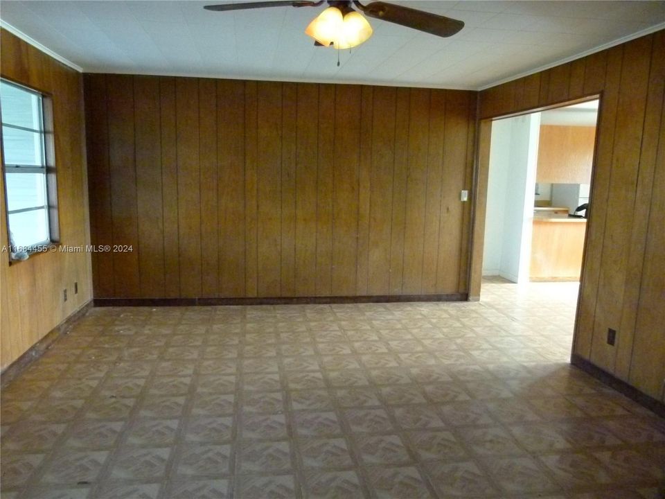 For Sale: $150,000 (2 beds, 1 baths, 896 Square Feet)