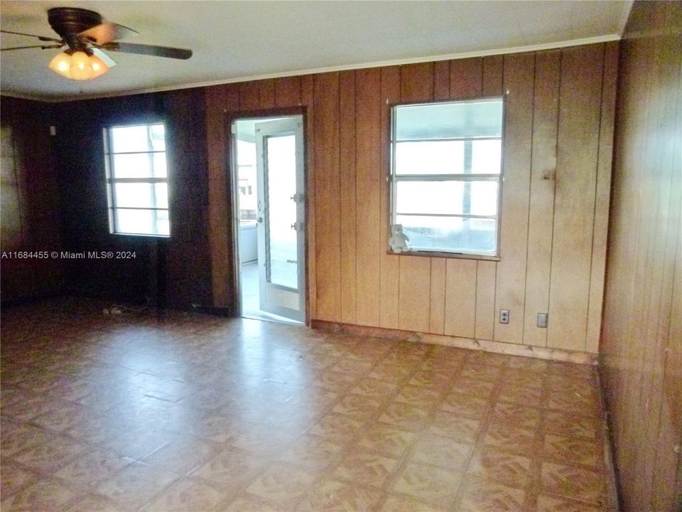 For Sale: $150,000 (2 beds, 1 baths, 896 Square Feet)