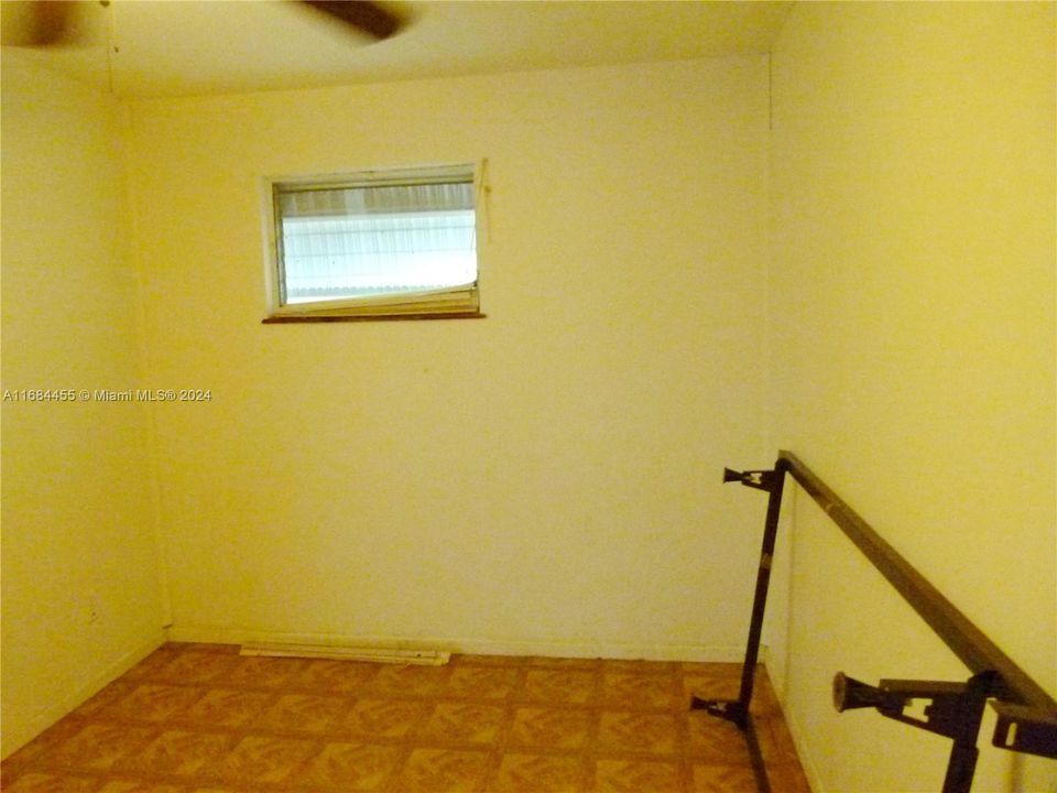 For Sale: $150,000 (2 beds, 1 baths, 896 Square Feet)