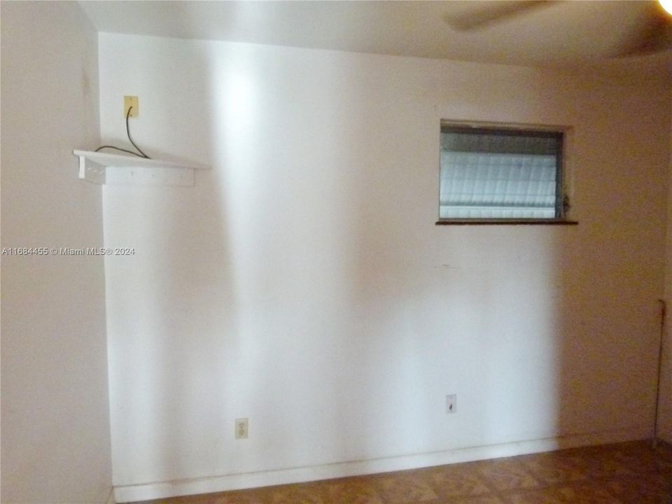 For Sale: $150,000 (2 beds, 1 baths, 896 Square Feet)