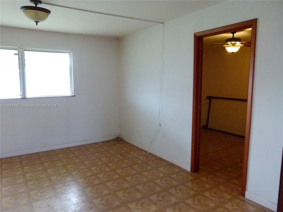 For Sale: $150,000 (2 beds, 1 baths, 896 Square Feet)