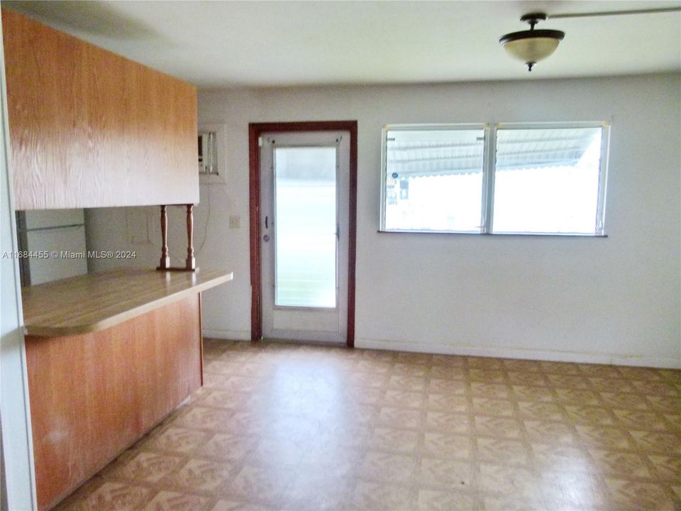 For Sale: $150,000 (2 beds, 1 baths, 896 Square Feet)