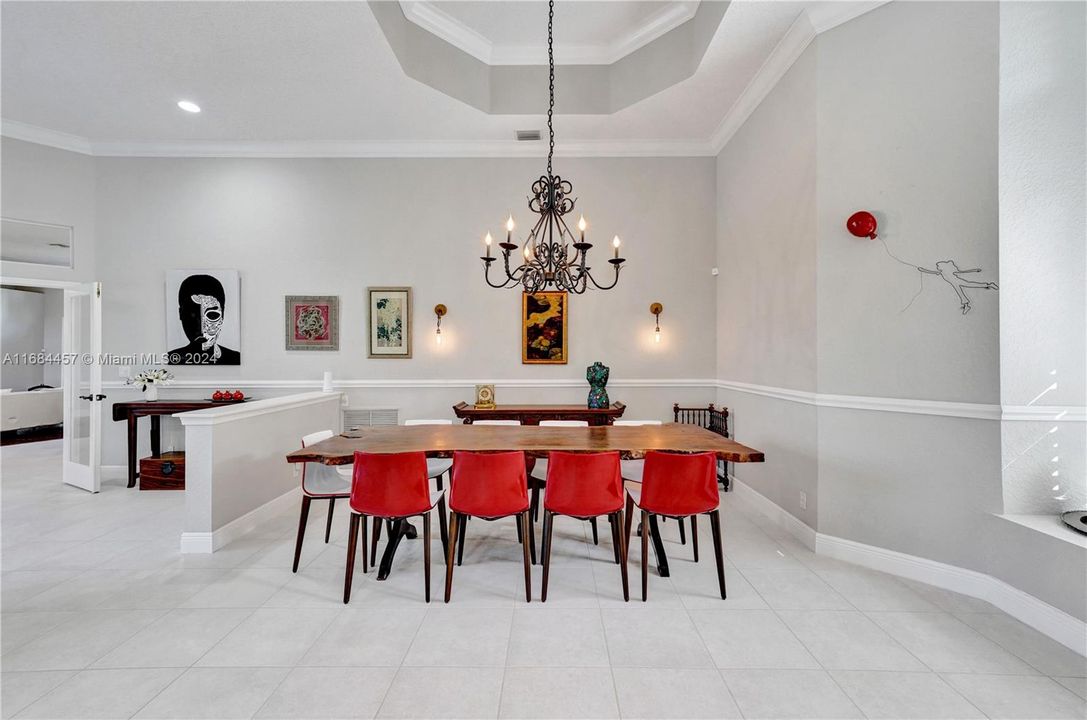 High ceiling, spacious dining area for entertaining