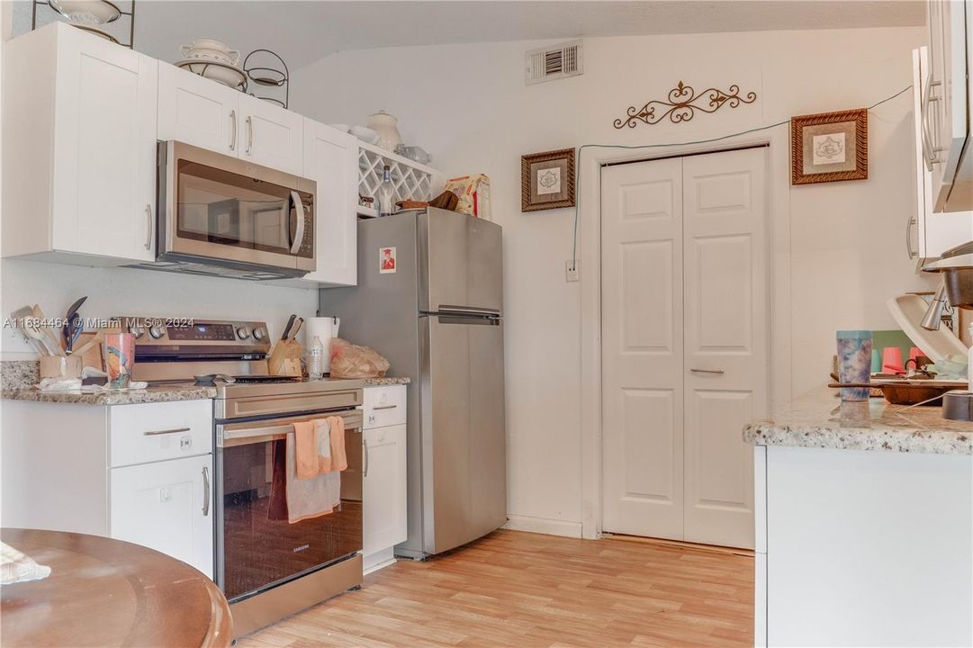 For Sale: $220,000 (2 beds, 1 baths, 900 Square Feet)