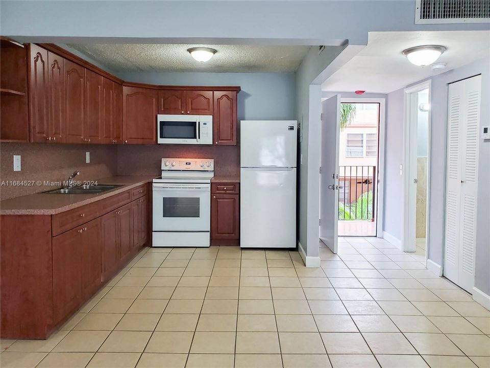 For Rent: $1,800 (1 beds, 1 baths, 910 Square Feet)