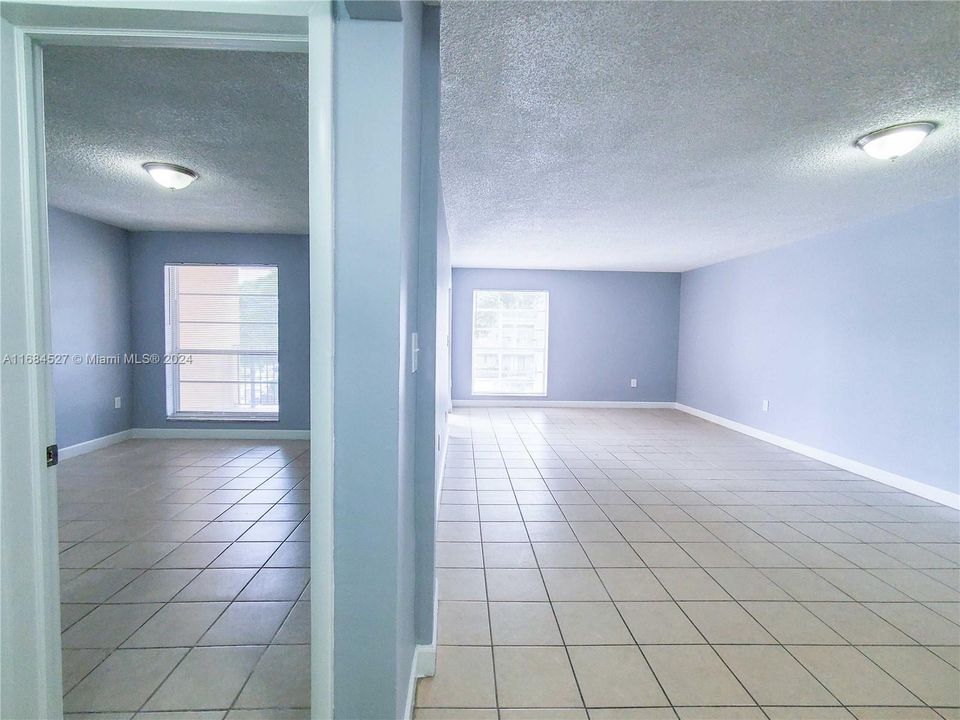 For Rent: $1,800 (1 beds, 1 baths, 910 Square Feet)