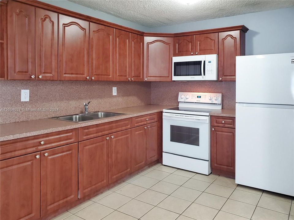 For Rent: $1,800 (1 beds, 1 baths, 910 Square Feet)