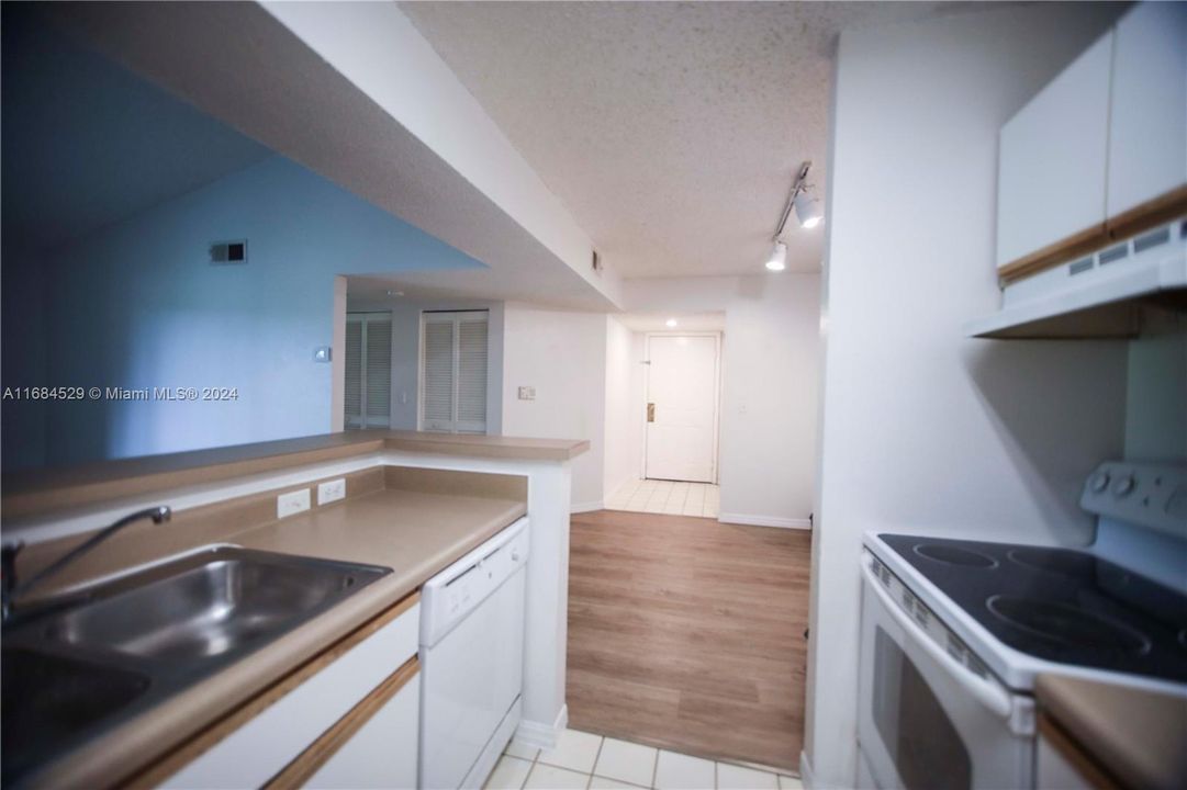 For Rent: $2,000 (2 beds, 2 baths, 1057 Square Feet)