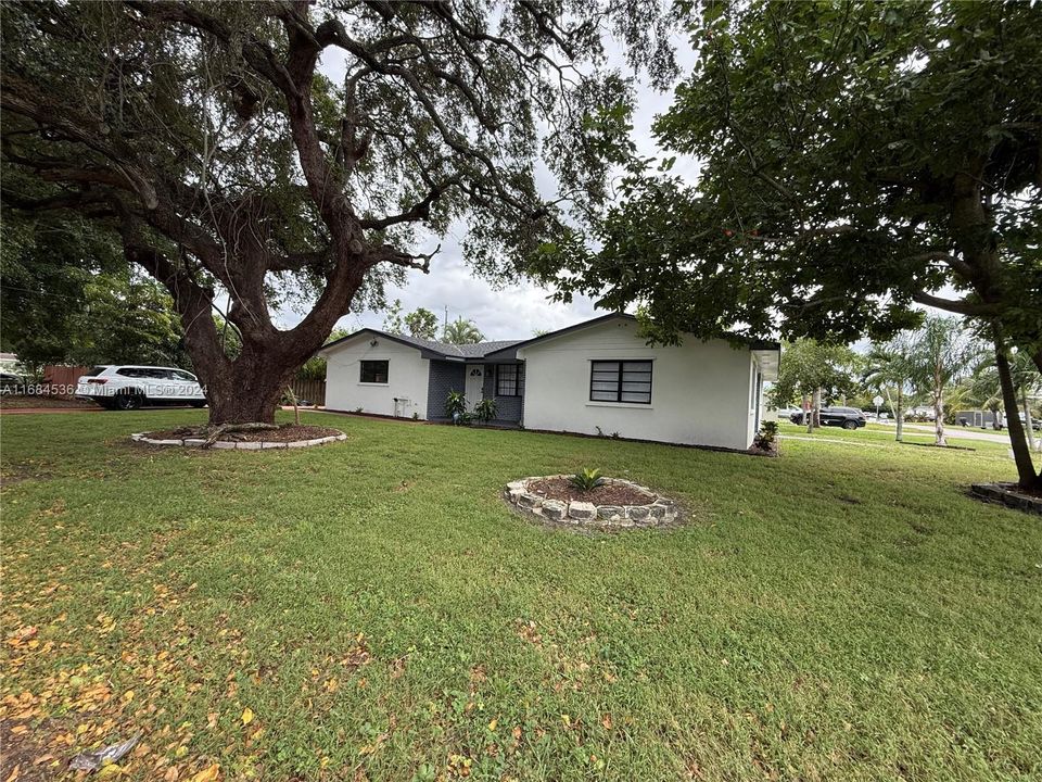 For Sale: $599,000 (3 beds, 2 baths, 1660 Square Feet)