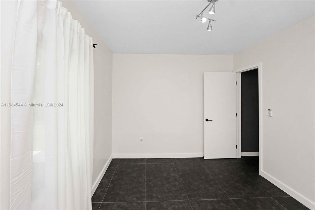 For Sale: $515,000 (2 beds, 1 baths, 837 Square Feet)