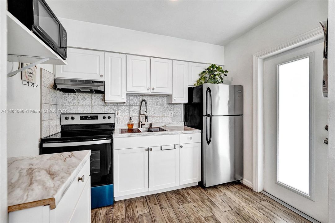 For Sale: $475,000 (2 beds, 1 baths, 841 Square Feet)