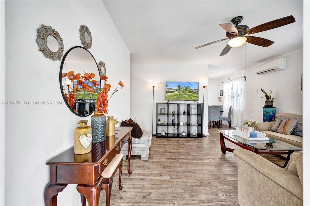 For Sale: $475,000 (2 beds, 1 baths, 841 Square Feet)