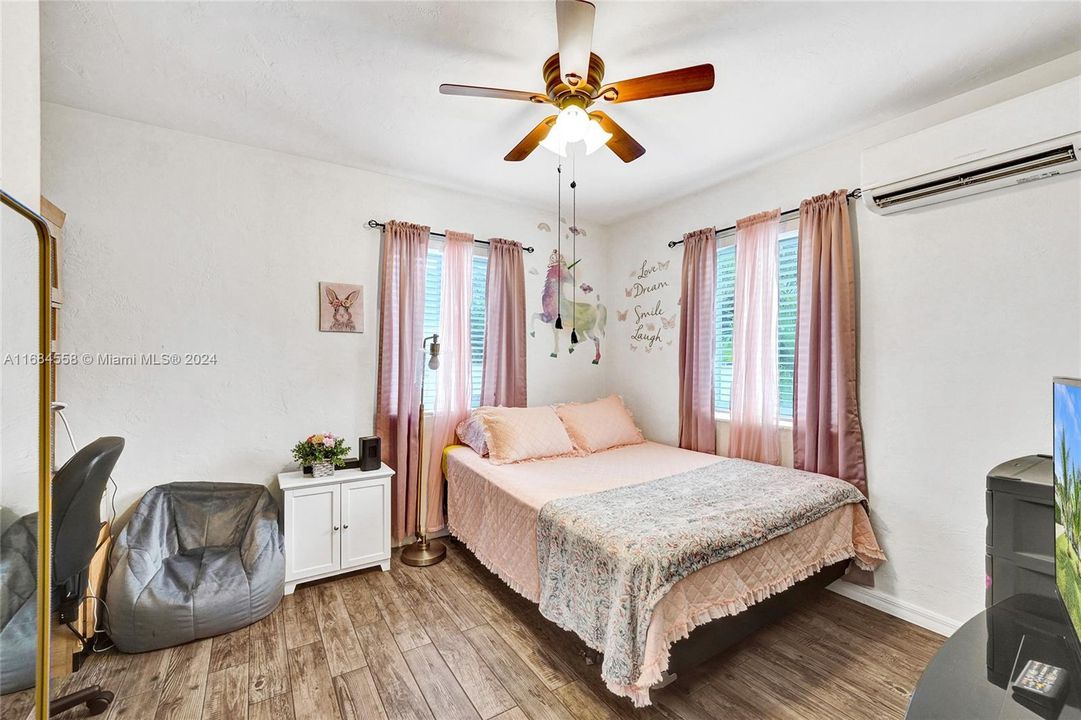 For Sale: $475,000 (2 beds, 1 baths, 841 Square Feet)