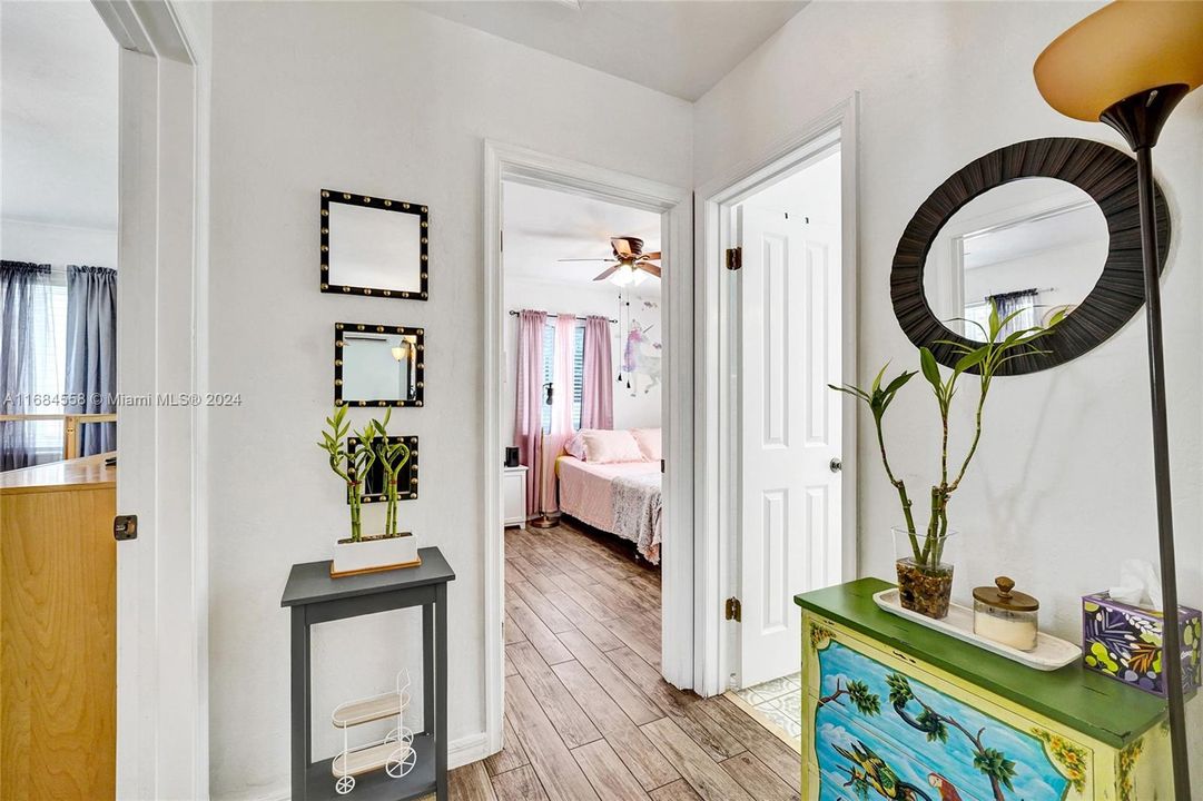 For Sale: $475,000 (2 beds, 1 baths, 841 Square Feet)