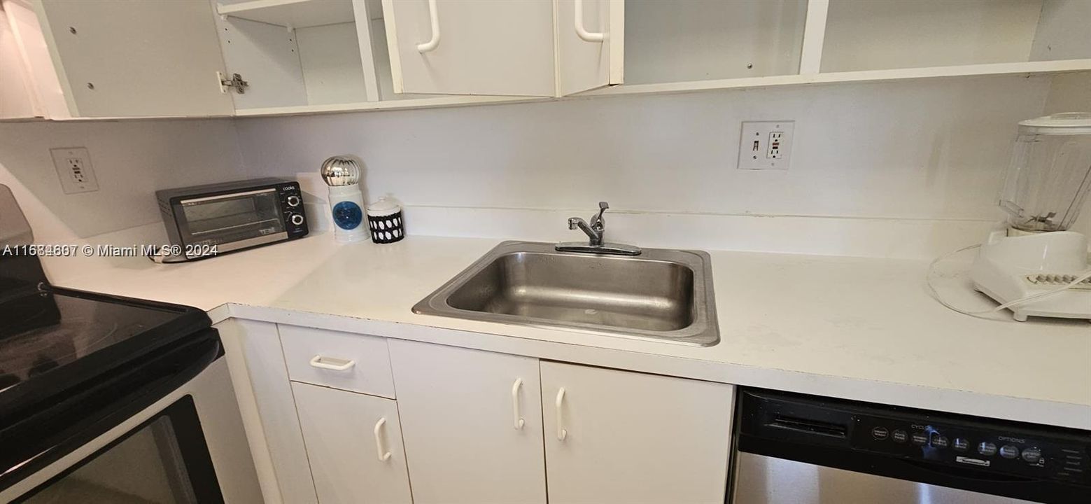 For Sale: $349,000 (1 beds, 2 baths, 1104 Square Feet)