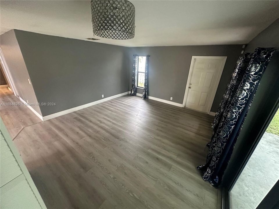 For Rent: $2,400 (2 beds, 1 baths, 1366 Square Feet)