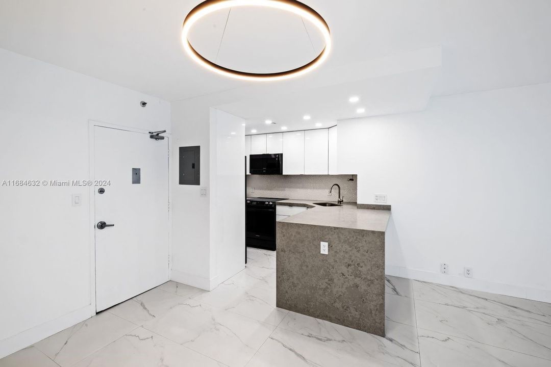 For Sale: $699,000 (1 beds, 1 baths, 962 Square Feet)