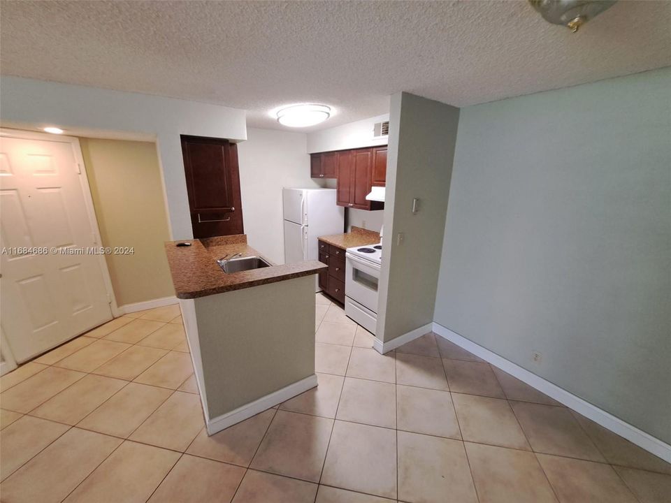 For Rent: $1,800 (1 beds, 1 baths, 805 Square Feet)