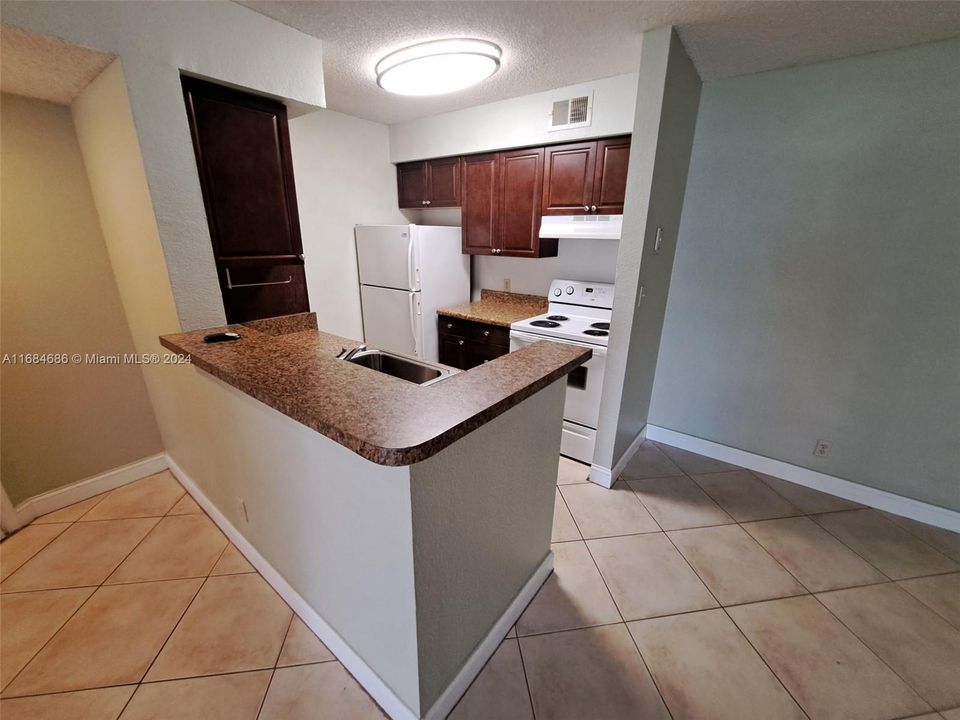 For Rent: $1,800 (1 beds, 1 baths, 805 Square Feet)