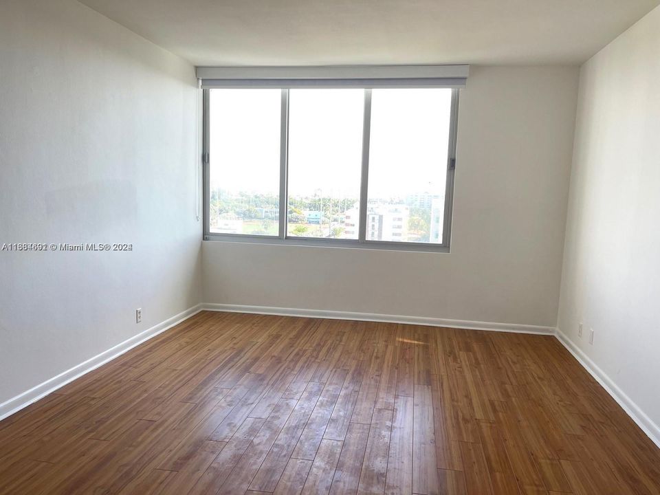 For Sale: $470,000 (1 beds, 1 baths, 852 Square Feet)