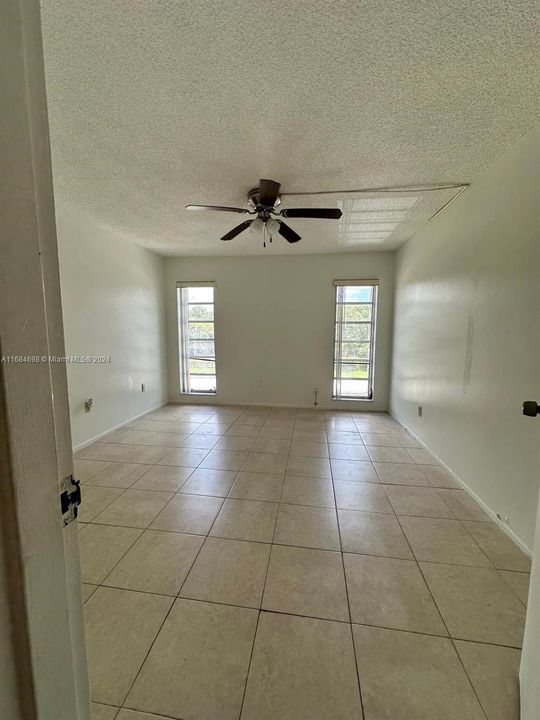 For Sale: $135,000 (1 beds, 1 baths, 850 Square Feet)