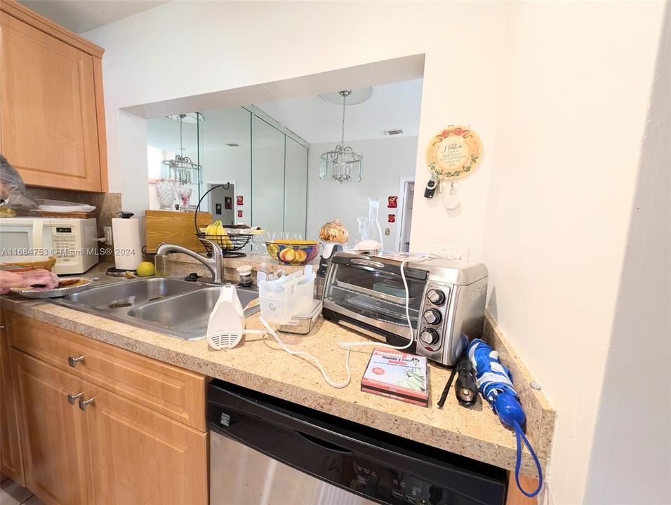 For Sale: $305,000 (2 beds, 2 baths, 1080 Square Feet)