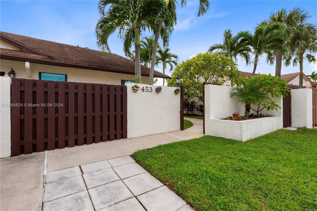 Privacy Fence & Walls - lockable gate