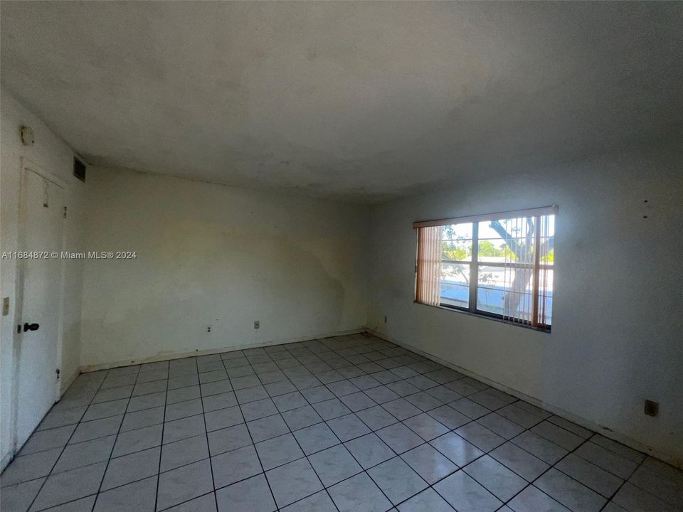 For Sale: $105,000 (1 beds, 1 baths, 765 Square Feet)