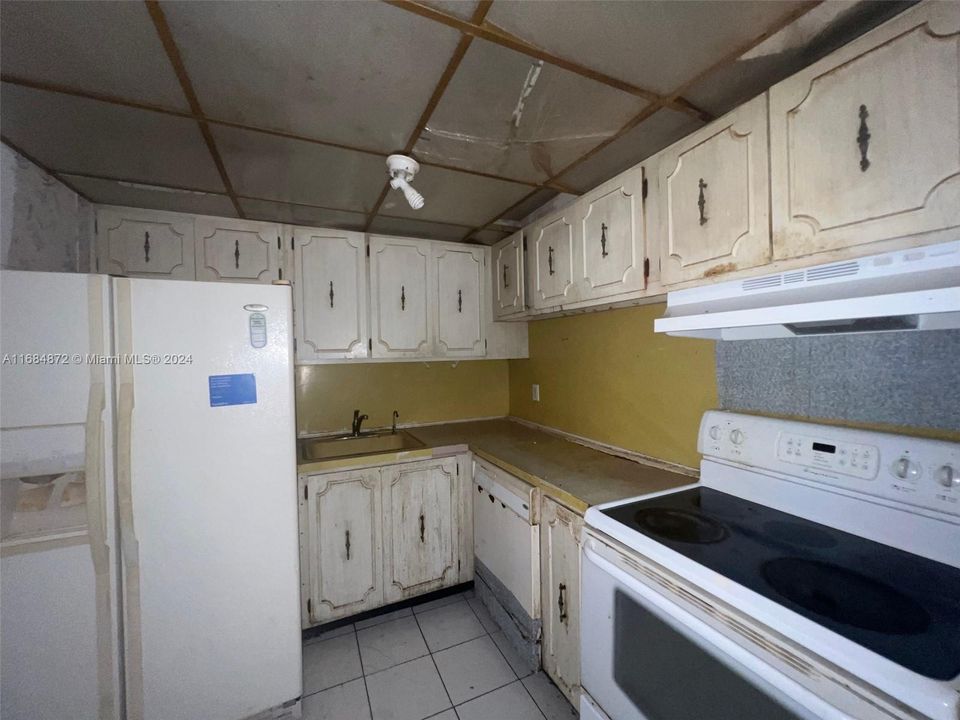 For Sale: $105,000 (1 beds, 1 baths, 765 Square Feet)