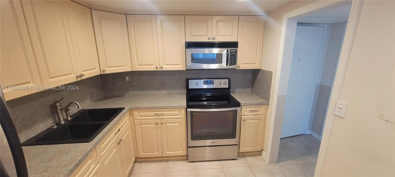 For Sale: $239,990 (1 beds, 1 baths, 780 Square Feet)