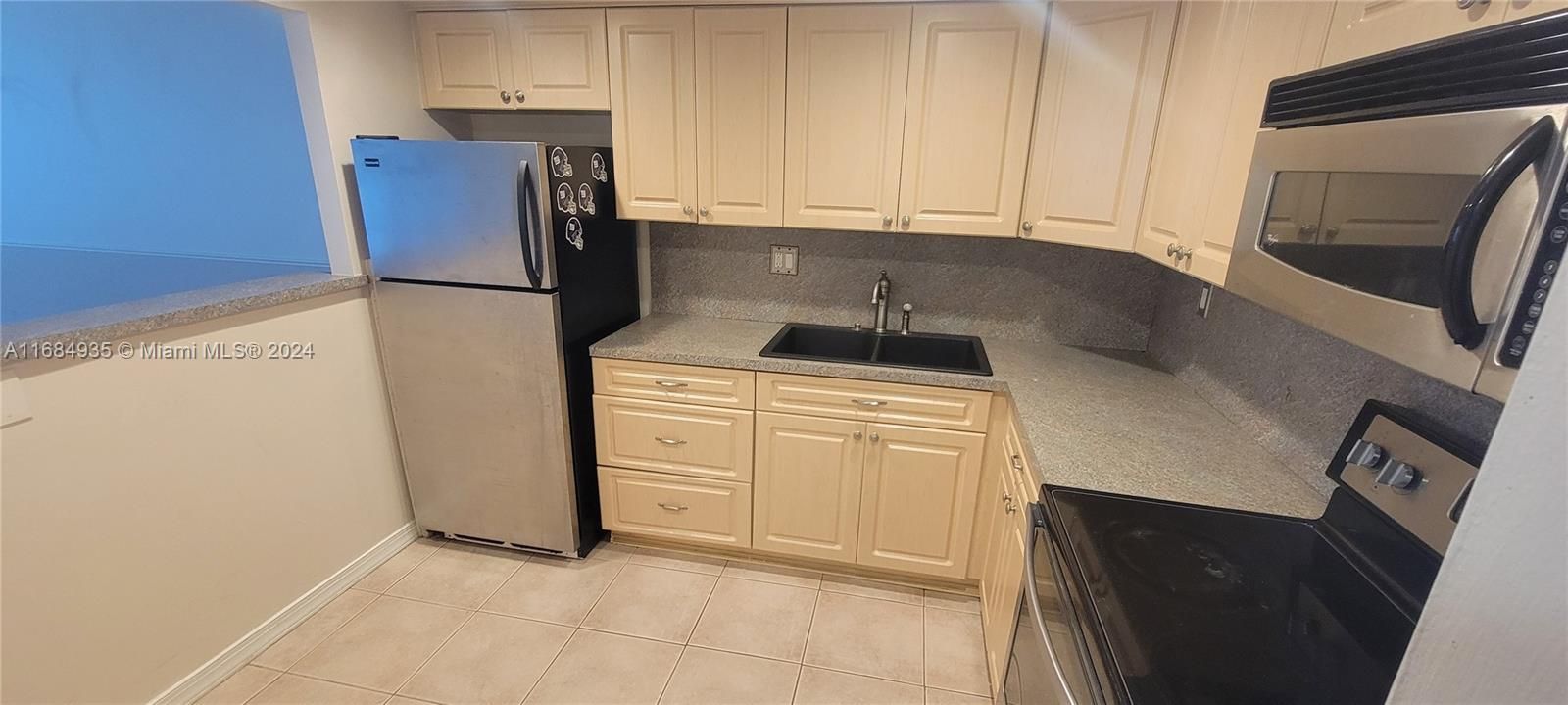 For Sale: $239,990 (1 beds, 1 baths, 780 Square Feet)