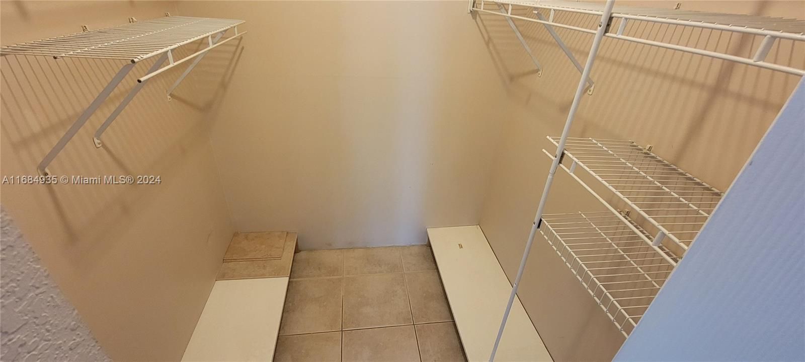 For Sale: $239,990 (1 beds, 1 baths, 780 Square Feet)