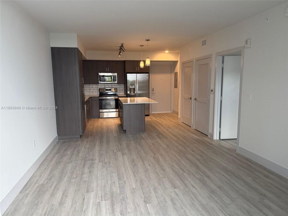 For Rent: $1,949 (1 beds, 1 baths, 743 Square Feet)