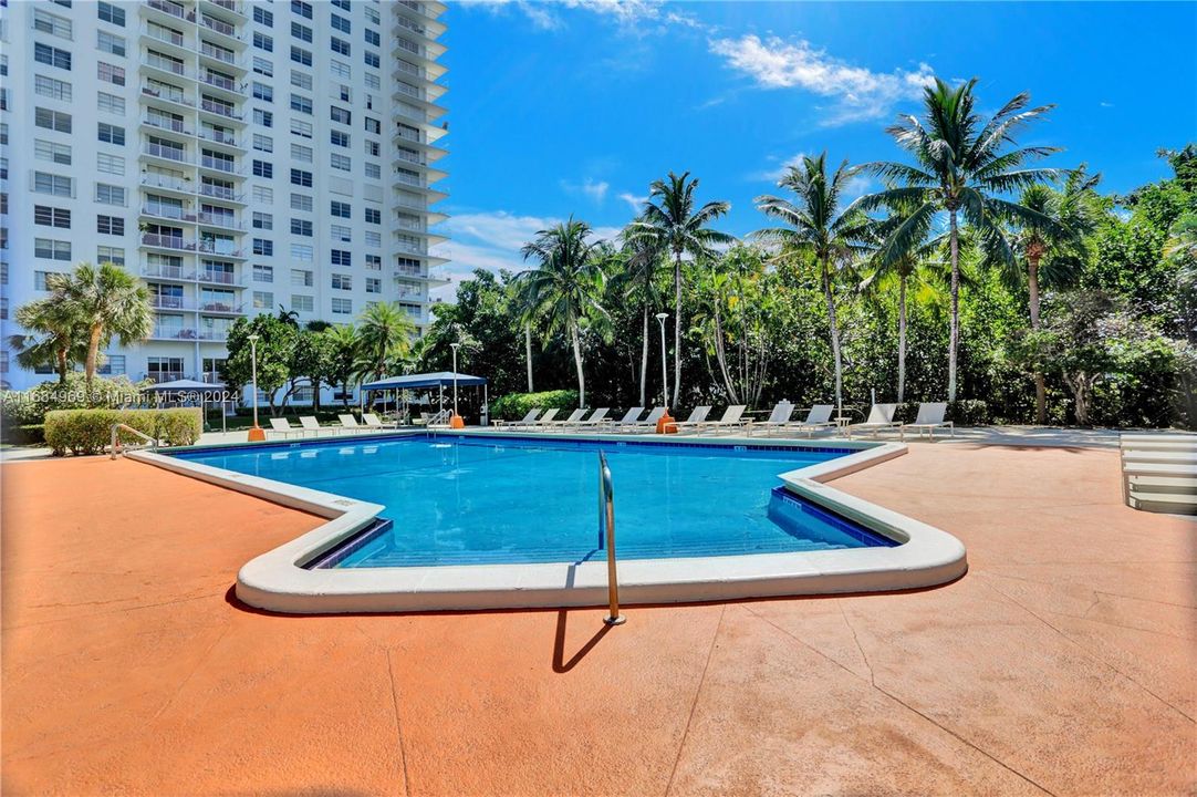 Active With Contract: $3,300 (2 beds, 2 baths, 1693 Square Feet)