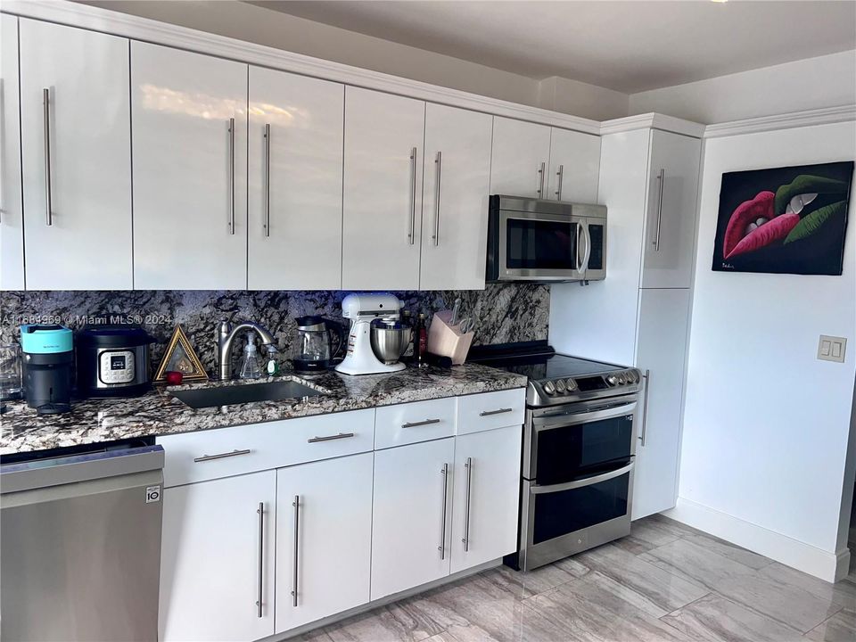 Active With Contract: $3,300 (2 beds, 2 baths, 1693 Square Feet)