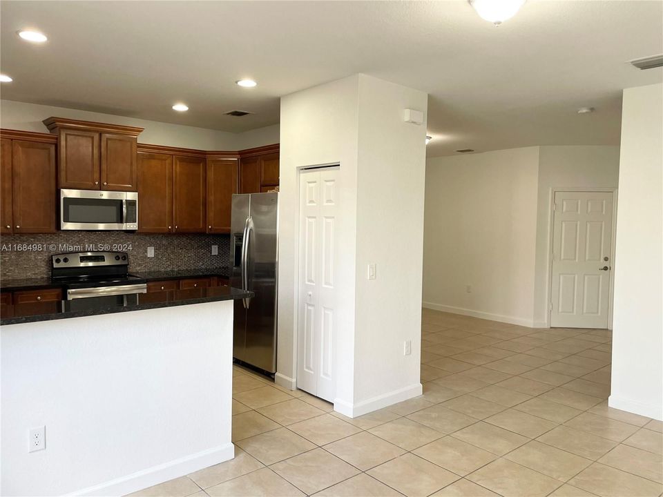 For Rent: $3,900 (3 beds, 2 baths, 1688 Square Feet)