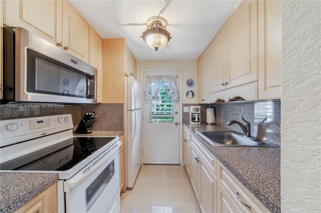 For Sale: $90,000 (1 beds, 1 baths, 688 Square Feet)