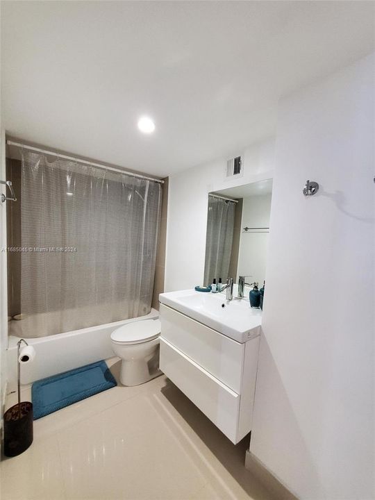 Bathroom on hall to both rooms