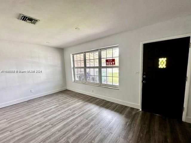 For Rent: $3,548 (3 beds, 2 baths, 1176 Square Feet)