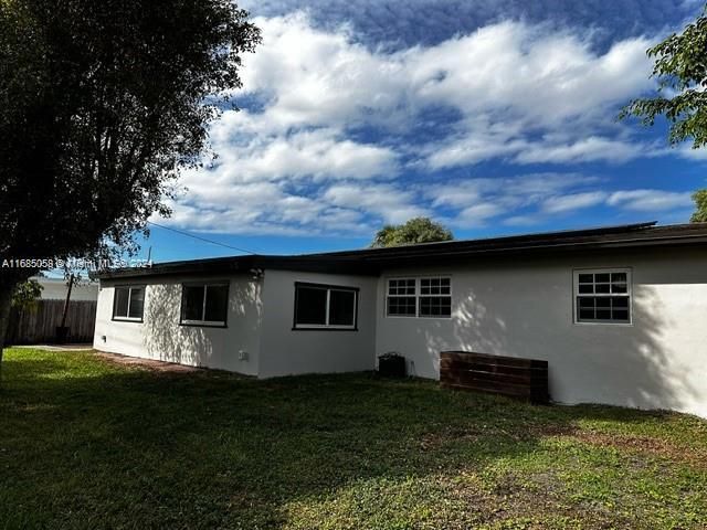 For Rent: $3,548 (3 beds, 2 baths, 1176 Square Feet)