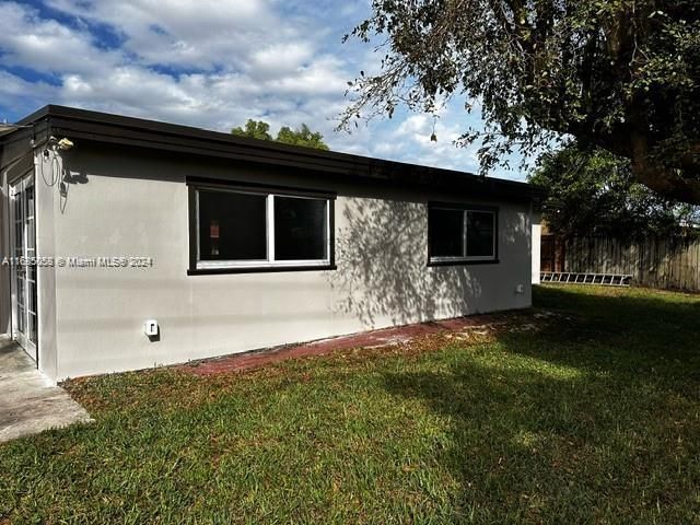 For Rent: $3,548 (3 beds, 2 baths, 1176 Square Feet)