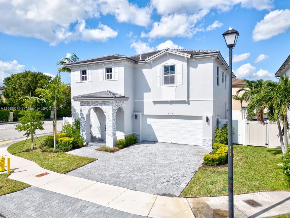 For Sale: $1,080,000 (5 beds, 3 baths, 3221 Square Feet)