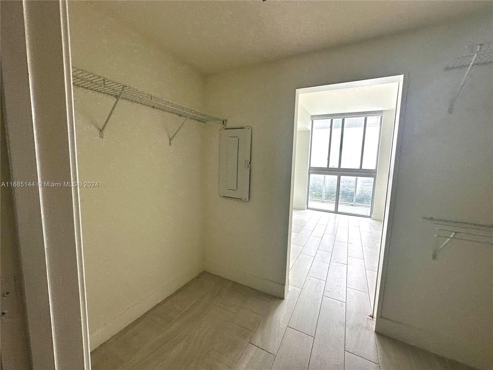 For Rent: $3,200 (2 beds, 2 baths, 990 Square Feet)