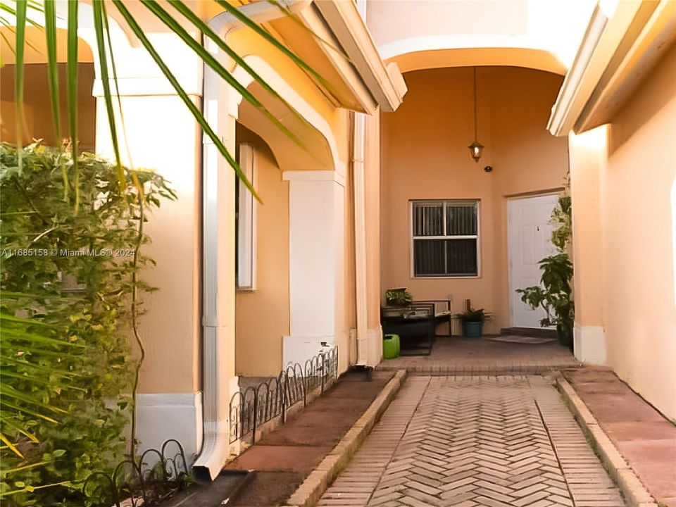 En Venta: $569,000 (4 camas, 2 baños, 1837 Pies cuadrados)