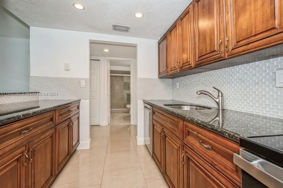 For Rent: $2,500 (2 beds, 2 baths, 1106 Square Feet)