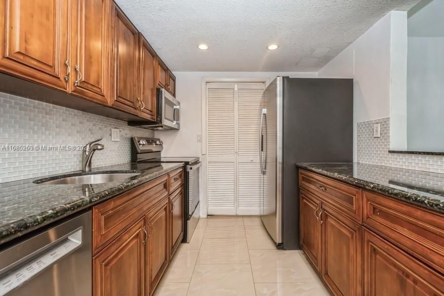 For Rent: $2,500 (2 beds, 2 baths, 1106 Square Feet)